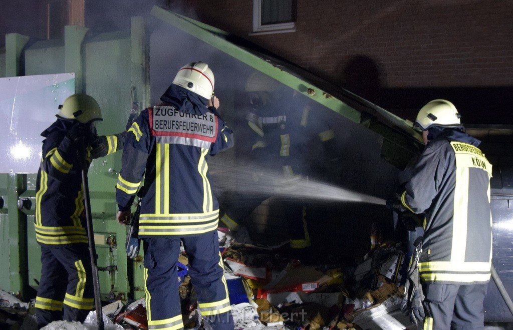 Feuer Papp Presscontainer Koeln Hoehenberg Bochumerstr P390.JPG - Miklos Laubert